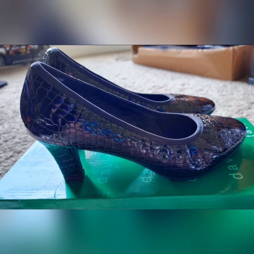 David Tate Peggy Black Crocodile Patent Pumps New in Box! 8WW